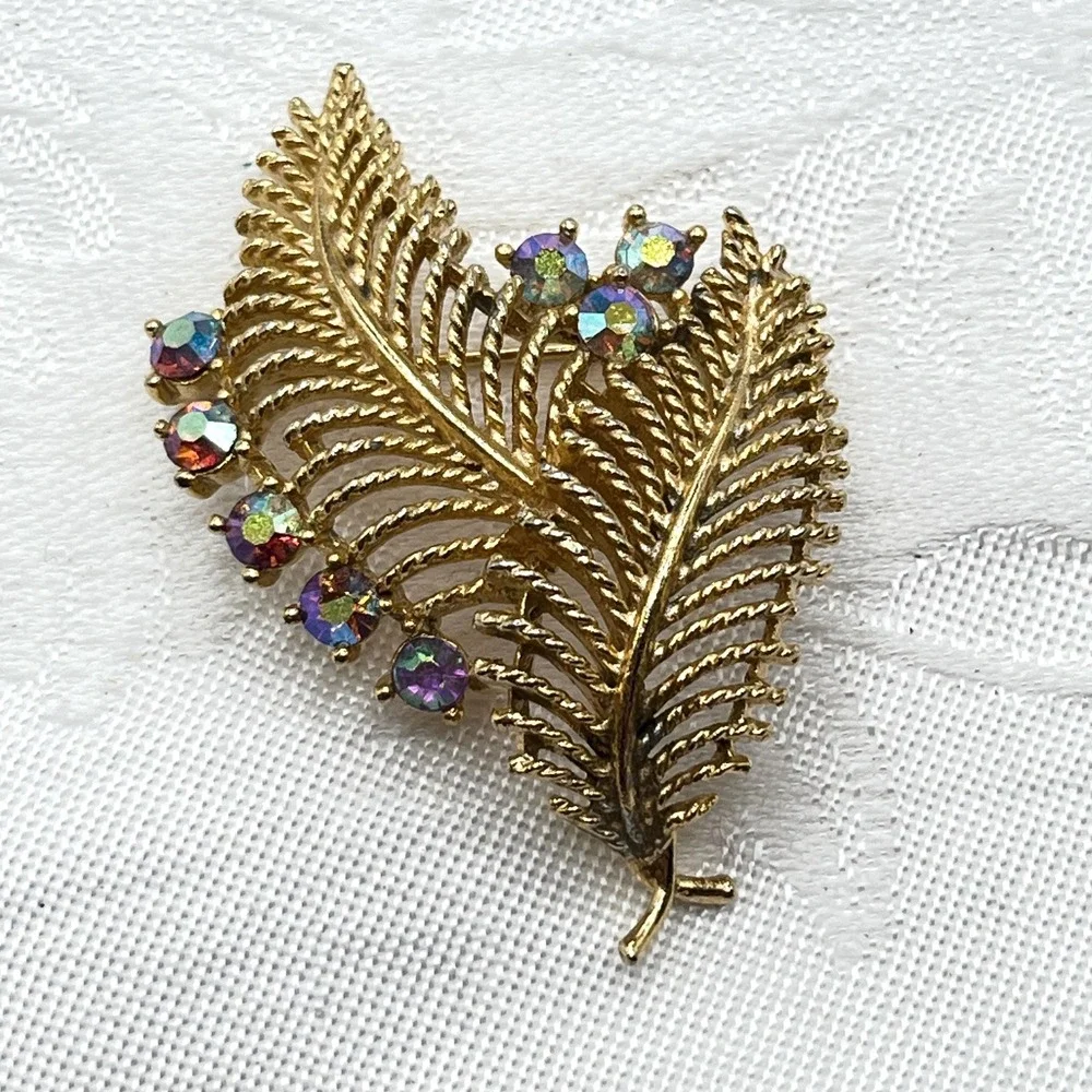 Lisner Jewelry good light